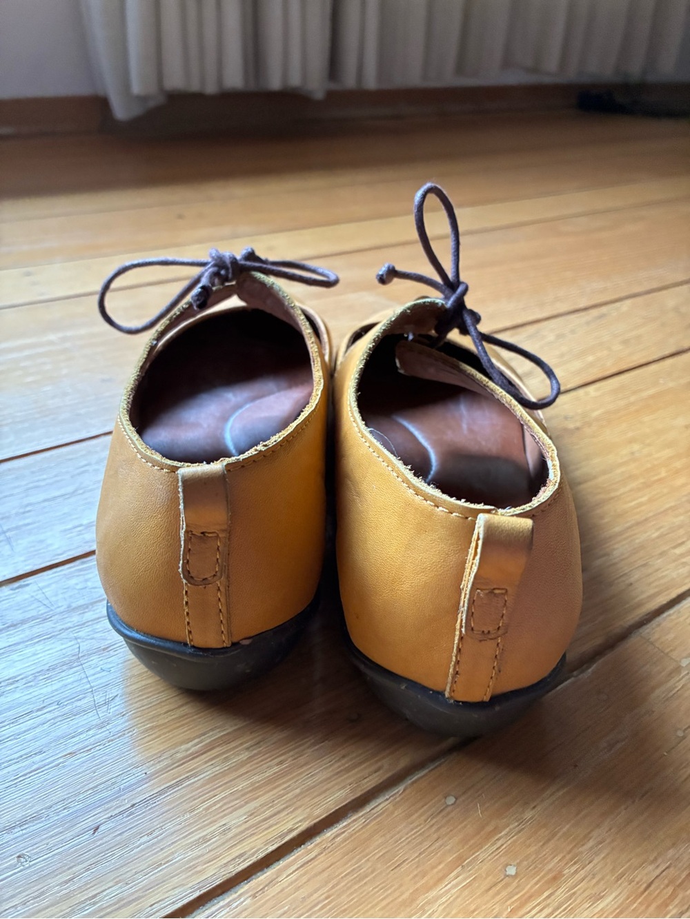 Sergio Tomani mustard yellow leather flats. - Picture 5 of 6